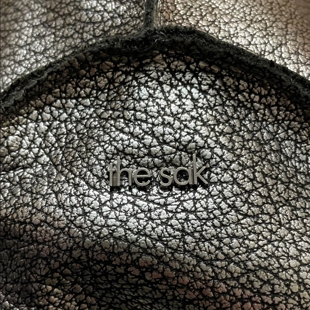 Silver Textured Women's Bag. Listing will be removed 2/6/26 - Picture 2 of 7